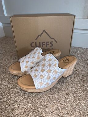 Cliffs by WHITE MOUNTAIN Bizzie Raffia Wedge Sandal in White